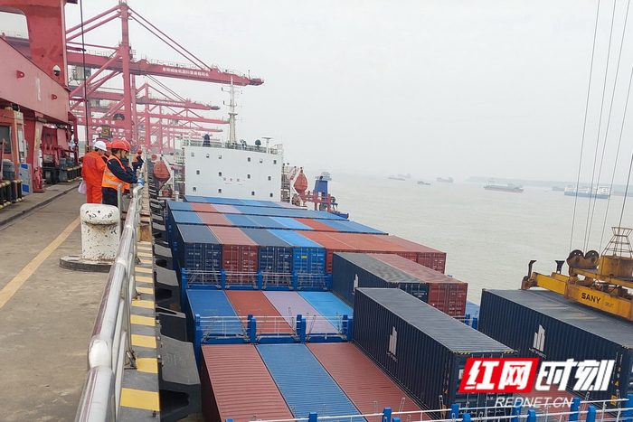 10月9日，城陵矶港一艘准备开往海参崴的货船正在装货。