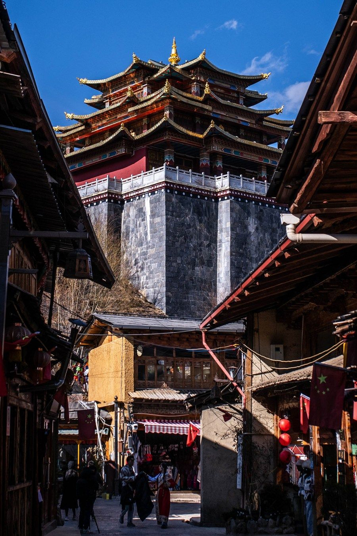 游人在香格里拉市独克宗古城参观游玩（资料照片）。新华社记者 胡超 摄