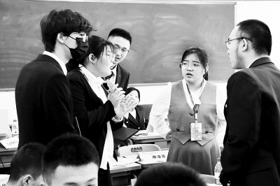 学生代表们在北京大学全国中学生模拟联合国大会华北分会上讨论问题。北京大学供图