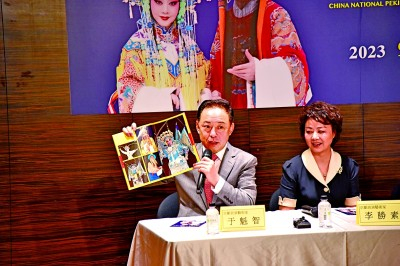 今年是国家京剧院赴台演出30周年。图为京剧演员于魁智在记者会上展示30年前赴台演出的照片。新华社发