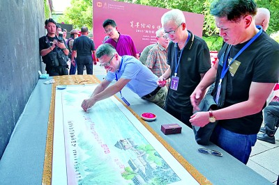 2023闽台匠人匠心交流活动在福州举办，海峡两岸的匠人们用自己的笔墨和印章，共同完成“匠心连两岸”书画作品。新华社发