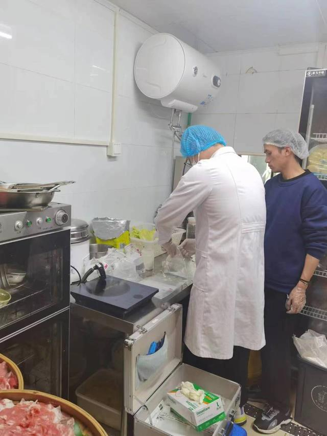 监管部门现场抽样送检 图片来源：黄浦区市场监管局