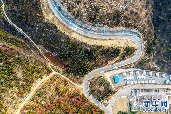 近日，航拍“皖北川藏线”（龙脊天路）。新华网发 （黄洋洋摄） 