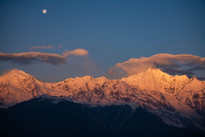 日照梅里雪山（资料照片）。新华社记者 胡超 摄