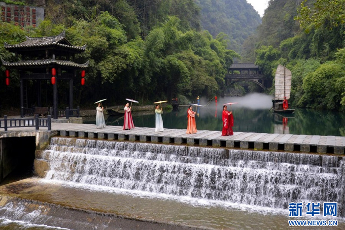 图为宜昌市夷陵区三峡人家风景区演职人员在为游客表演。新华网发 张国荣摄