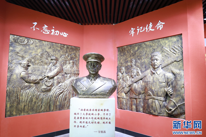 甘祖昌"不忘初心"事迹陈列馆内的甘祖昌雕像.新华网 谭茜予 摄