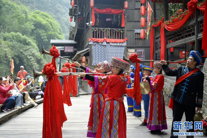 图为宜昌市夷陵区三峡人家风景区演职人员在为游客表演。新华网发 张国荣摄