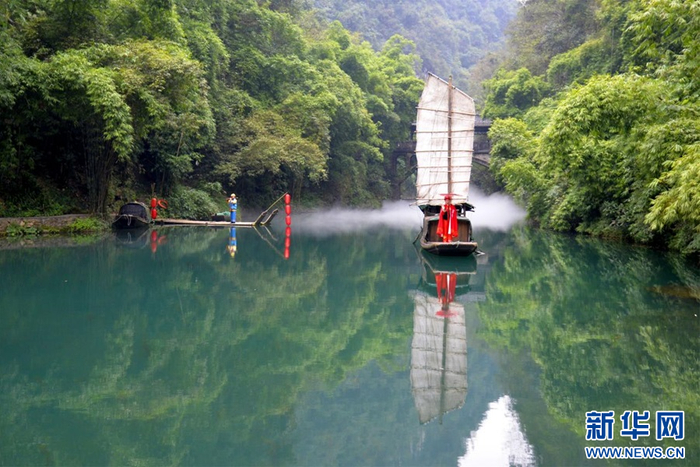 图为宜昌市夷陵区三峡人家风景区演职人员在为游客表演。新华网发 张国荣摄