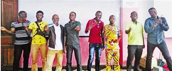 胡克满的学生展示制作的电子产品。 宁职院供图