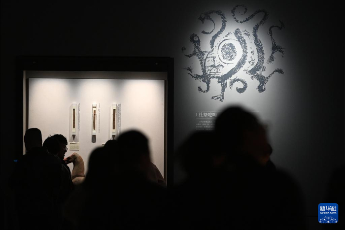 人们在甘肃简牍博物馆展厅内参观（10月25日摄）。新华社记者 陈斌 摄
