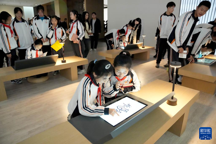 学生在甘肃简牍博物馆参观后签名留念（10月25日摄）。新华社记者 王毓国 摄