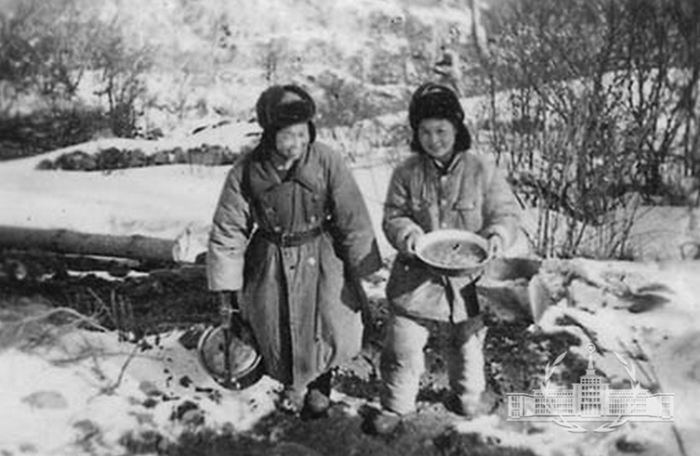 抗美援朝时期，穿着军大衣和棉衣棉裤的女战士。来源：中国人民革命军事博物馆