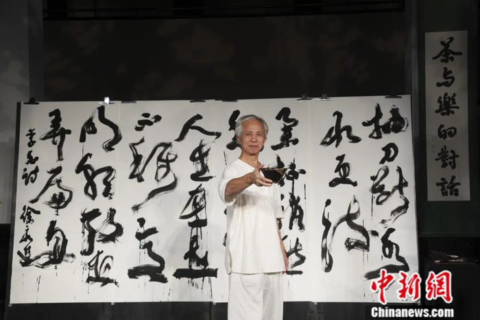 林谷芳2010年初在台北中山堂参加汉字文化节活动，展现茶艺、传统音乐与书法的“对话”。受访者供图