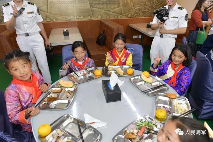 拉萨市小学生品尝舰上美食 图片来源@人民海军