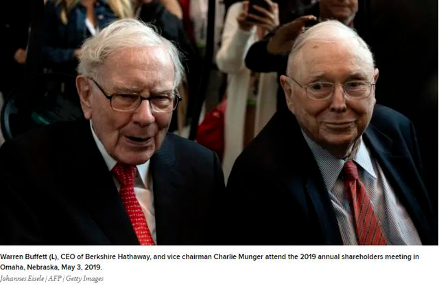 ·巴菲特与芒格（右）的合影。（图片截取自美媒）