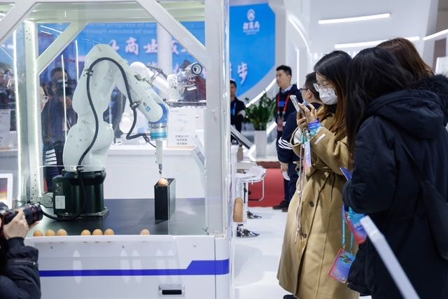 图为首届链博会苹果供应商展台的力控雕刻设备在鸡蛋表面雕刻文字和图案。（资料图片）