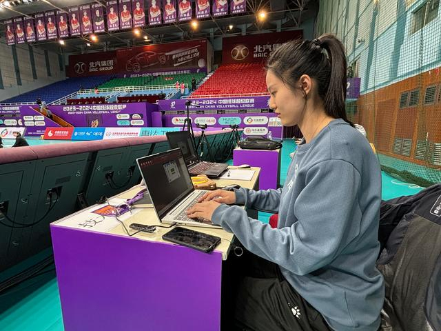 19岁的牛玉如既是北汽女排队员，也是北京赛区技术统计人员。  新京报记者 徐邦印 摄