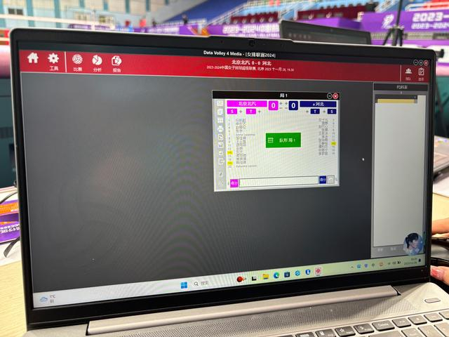 11月28日晚，北汽女排对阵河北女排赛前，牛玉如为统计工作做准备，提前录入双方队员大名单。  新京报记者 徐邦印 摄