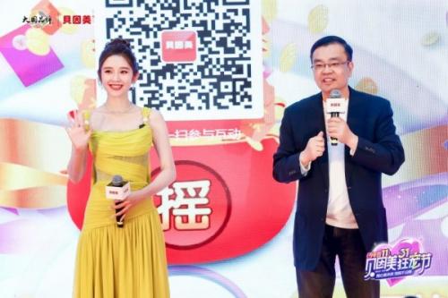 图片说明：创始人谢宏和品牌代言人唐艺昕共同开启周年庆惊喜盒