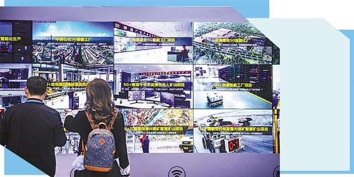 　　近日，观众在2023中国5G+工业互联网大会创新成果展上参观。 新华社记者 伍志尊摄