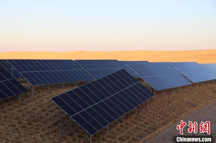 图为克拉美丽采气作业区气田节能低碳改造工程1兆瓦分布式光伏项目。喇小飞 摄