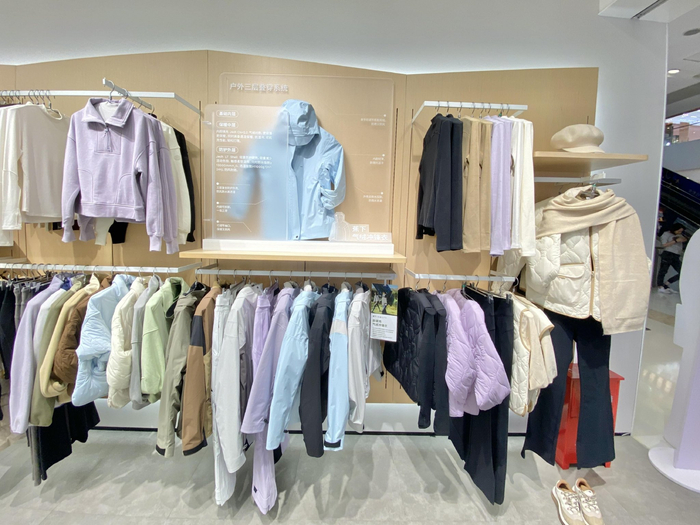 休闲款冲锋衣的设计越来越时尚。