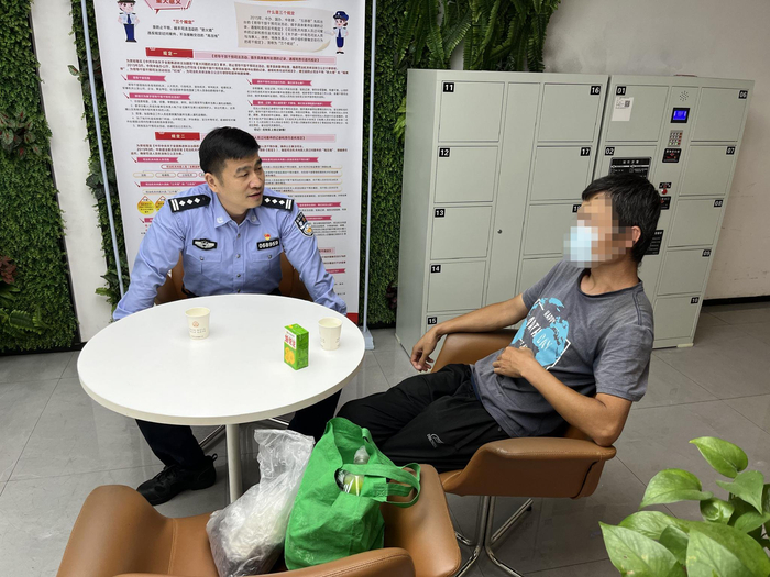 孙哉青与被找到的失联人员刘某谈心。（市公安局供图）