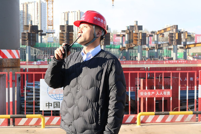 　　冯悦海正在工地上指挥。（中铁建设集团供图）