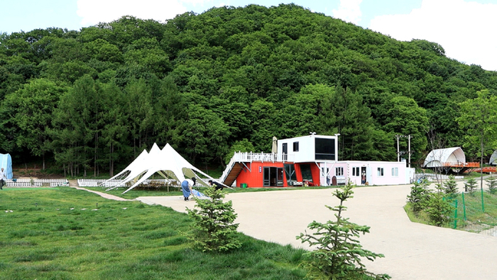 旅游好去处，夏日的宾州镇友联村河谷部落露营基地。