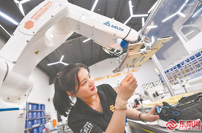 莆田双驰鞋业的员工正在调试智能设备。 福建日报记者 林辉 摄