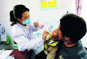 　　马场镇中心卫生院医生在为患者做检查。  贵阳日报融媒体记者 石照昌 摄