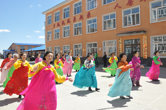 衣食足，歌舞兴。图为朝鲜族老人欢庆中秋佳节。
