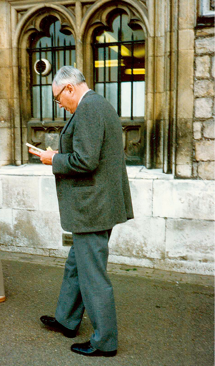 边走路边读书的芒格