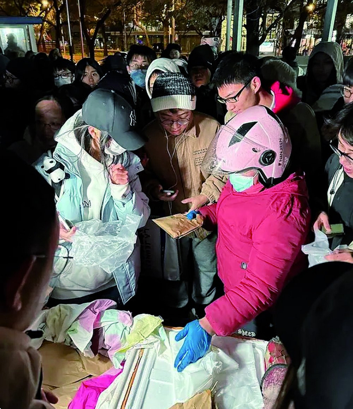     同学们围着“鹅腿阿姨”购买鹅腿