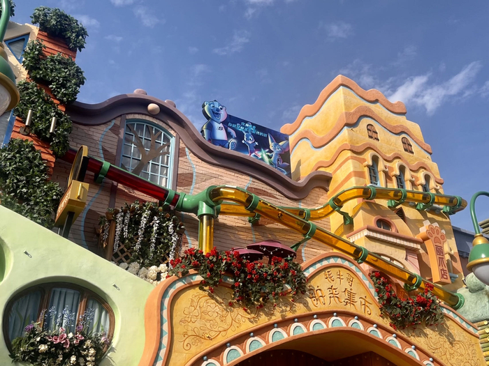 小型动物搭乘管道去银行上班。澎湃新闻记者 邹佳雯 图