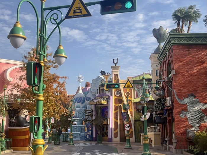 “疯狂动物城”主题园区主干道。澎湃新闻记者 邹佳雯 图