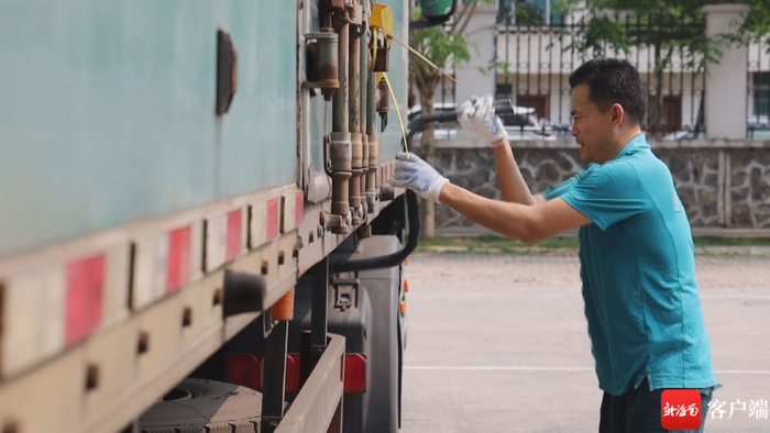 　　正在卸下货厢 记者 林鸿羽 摄