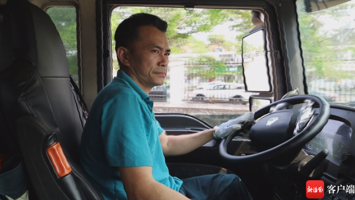 　　坐在驾驶室里的林明云。记者 林鸿羽 摄
