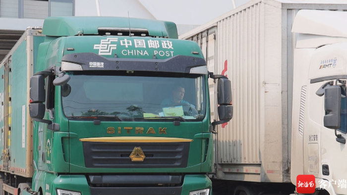 　　倒车进卸货口。记者 林鸿羽 摄