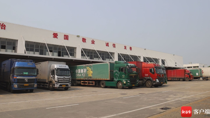 　　海口邮件处理中心内的货车。记者 林鸿羽 摄