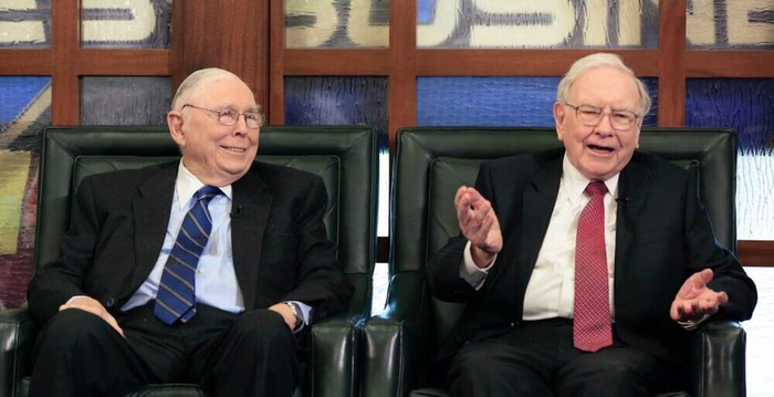 查理·芒格（左）与巴菲特  资料图