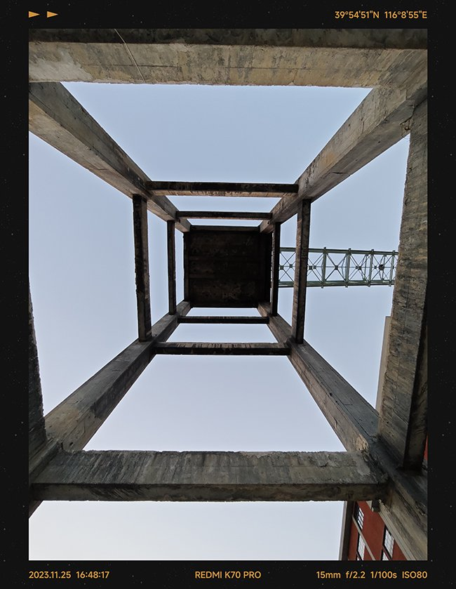 超广角镜头具备15mm的等效焦距，可以营造出极为开阔的视野，适合拍摄建筑风光等题材。