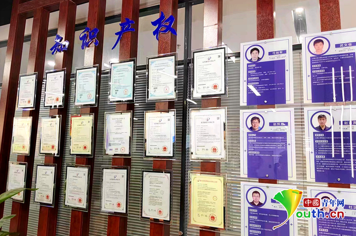 尧都云商产业园内的某企业的办公空间中，墙上满是各类知识产权成果。中国青年网记者刘洪侠 摄