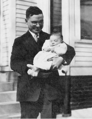 父亲阿尔弗雷德·芒格抱着婴儿查理