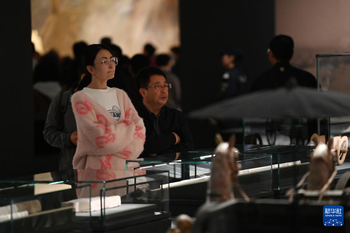 人们在甘肃简牍博物馆展厅内参观（10月25日摄）。新华社记者 陈斌 摄