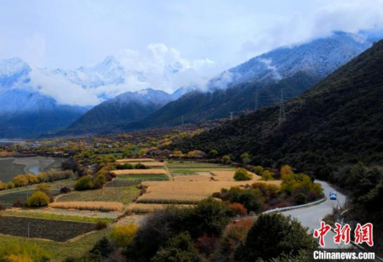 图为索松村远眺南迦巴瓦峰.德吉 摄