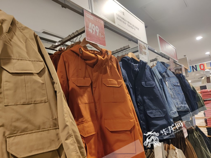较于羽绒服，冲锋衣的价格更低，基本在千元以下。华龙网 林红 摄