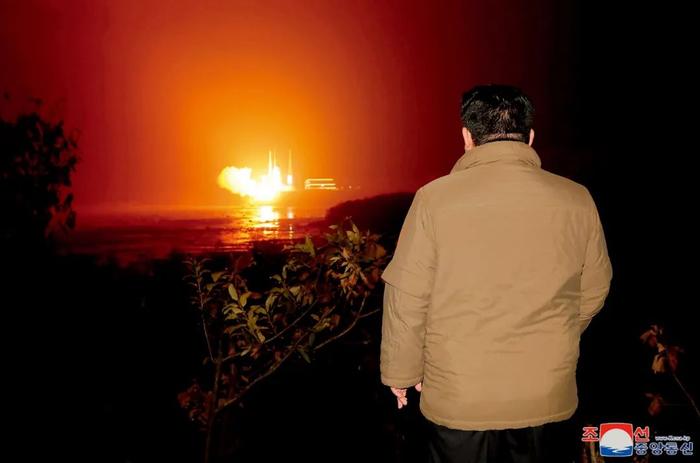11月21日，朝鲜平安北道，朝鲜最高领导人金正恩在西海卫星发射场观看侦察卫星“万里镜-1”号的发射。图/视觉中国
