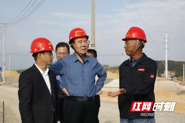 ▲鲁丽集团董事长薛茂林在新田考察。