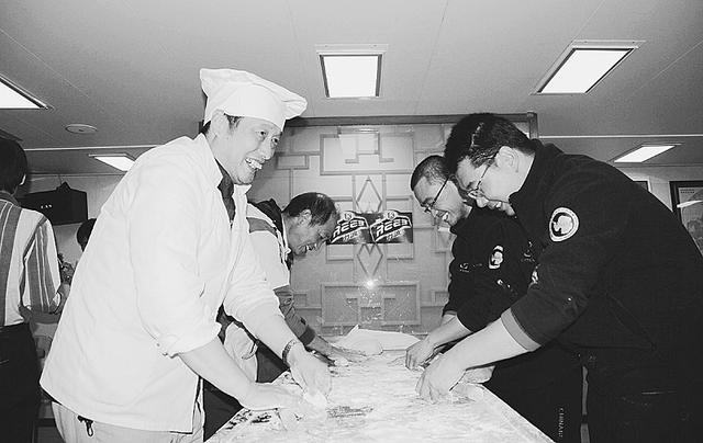 2007年12月29日，朱钜银在“雪龙号”上和大家一起包饺子迎新年。 张建松摄